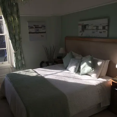 Guest house Cawthorne House
