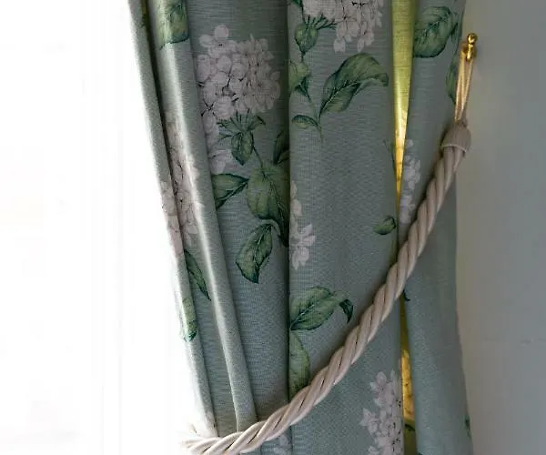 Cawthorne House Guest house 4*